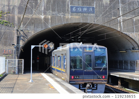 JR福知山線(JR寶塚線)從西宮梨尾站出發的207系列車,月台的一部分是隧道(JR西日本) JR福知山線(JR寶塚線)從西宮梨尾站出發的207系列車,月台的一部分是隧道(JR西日本) 119238655