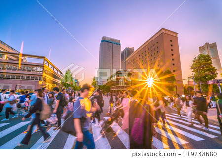 日本橫濱城市景觀，十月。橫濱擠滿了外國遊客…一線希望。右後方是櫻木町站方向... = 13 號 119238680