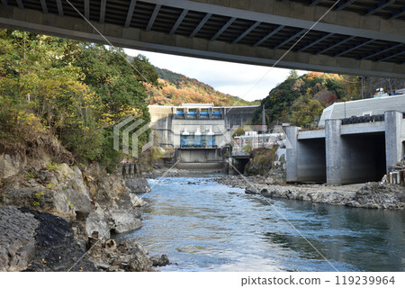 從白鳳橋下看天瀨水壩和宇治川 119239964