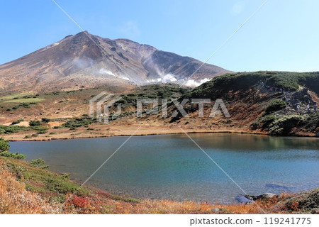 Clear skies at Mount Asahidake in the Daisetsuzan mountains, Kagamiike pond, Hokkaido 119241775