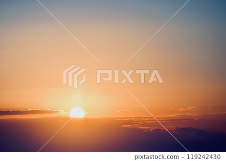 太陽從雲層中升起，早晨的太陽 119242430