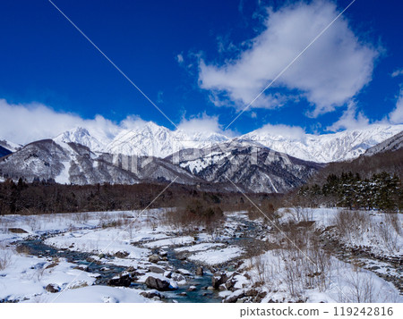 長野縣白馬村晴朗的天空和白雪皚皚的北阿爾卑斯山 119242816