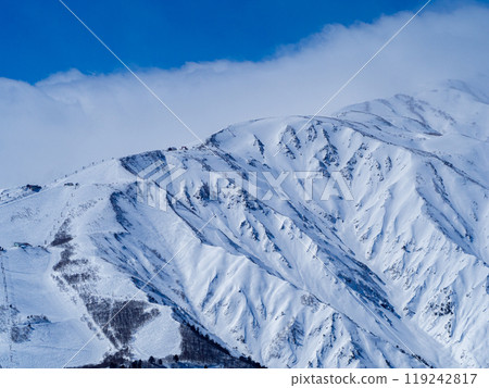 長野縣白馬村晴朗的天空和白雪皚皚的北阿爾卑斯山 119242817