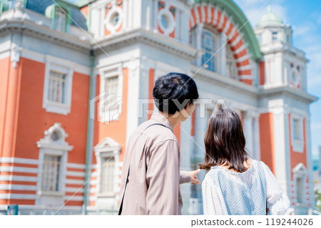 Young couple sightseeing in Osaka 119244026