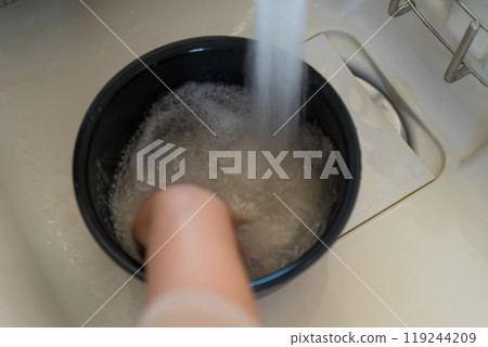 Wash the rice in the inner pot of the rice cooker Wash the rice in the inner pot of the rice cooker 119244209