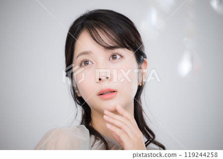 一個關心皮膚護理的年輕女性 119244258