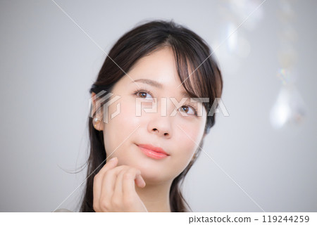 一個關心皮膚護理的年輕女性 119244259