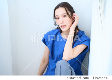 A woman sitting on the floor A woman sitting on the floor 119244410