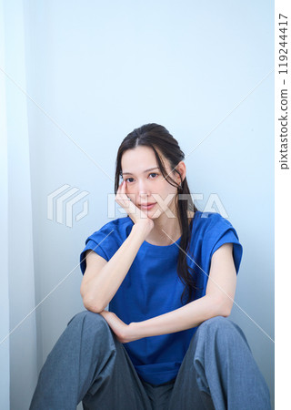 一個女人坐在地板上 119244417