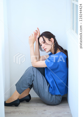 一個女人坐在地板上 119244424