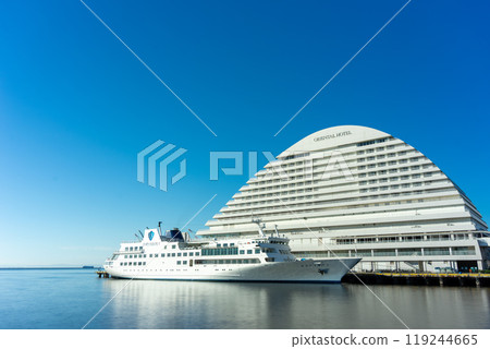 Kobe Harborland in the early morning 119244665