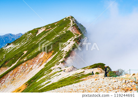 秋天的唐松山登山(從唐松山頂的山間小屋眺望劍岳) 秋天的唐松山登山(從唐松山頂的山間小屋眺望劍岳) 119244691