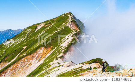 秋天的唐松山登山（從唐松山頂的山間小屋眺望劍岳） 119244692