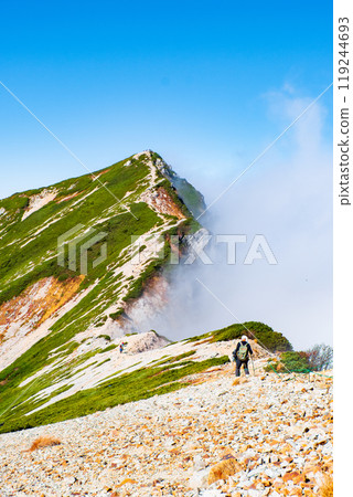 秋天的唐松山登山(從唐松山頂的山間小屋眺望劍岳) 秋天的唐松山登山(從唐松山頂的山間小屋眺望劍岳) 119244693