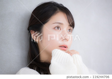 一個可愛的女人，擺著可愛的針織姿勢 119244706