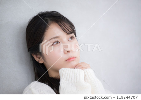 一個可愛的女人，擺著可愛的針織姿勢 119244707