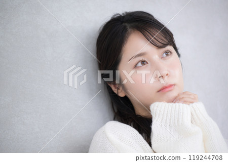 一個可愛的女人，擺著可愛的針織姿勢 119244708