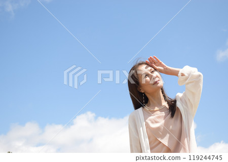 一位資深女性仰望天空,對未來感到焦慮 一位資深女性仰望天空,對未來感到焦慮 119244745