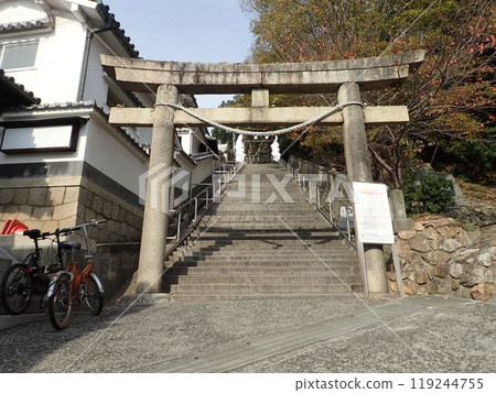 Achi Shrine is the main shrine of Kurashiki and is located on the summit of Mount Tsurugata in the north of the Kurashiki Bikan Historical Quarter. It has many stone formations called Iwasaka and Iwakura. Achi Shrine is the main shrine of Kurashiki and is located on the summit of Mount Tsurugata in the north of the Kurashiki Bikan Historical Quarter. It has many stone formations called Iwasaka and Iwakura. 119244755