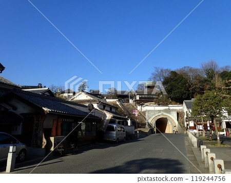 Achi Shrine is the main shrine of Kurashiki and is located on the summit of Mount Tsurugata in the north of the Kurashiki Bikan Historical Quarter. It has many stone formations called Iwasaka and Iwakura. 119244756
