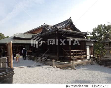 Achi Shrine is the main shrine of Kurashiki and is located on the summit of Mount Tsurugata in the north of the Kurashiki Bikan Historical Quarter. It has many stone formations called Iwasaka and Iwakura. 119244769