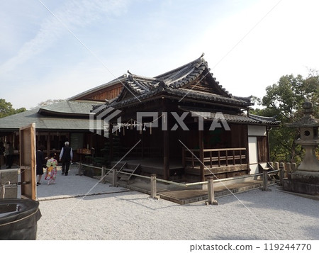 Achi Shrine is the main shrine of Kurashiki and is located on the summit of Mount Tsurugata in the north of the Kurashiki Bikan Historical Quarter. It has many stone formations called Iwasaka and Iwakura. 119244770