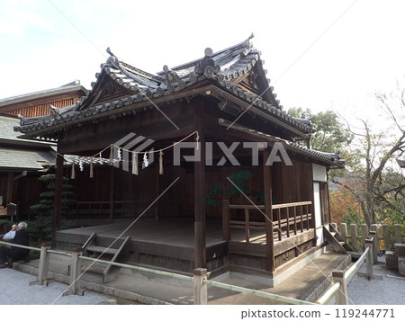 Achi Shrine is the main shrine of Kurashiki and is located on the summit of Mount Tsurugata in the north of the Kurashiki Bikan Historical Quarter. It has many stone formations called Iwasaka and Iwakura. 119244771