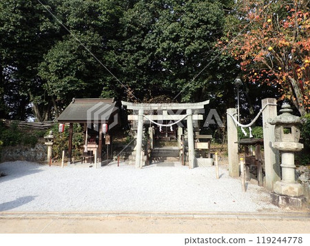 Achi Shrine is the main shrine of Kurashiki and is located on the summit of Mount Tsurugata in the north of the Kurashiki Bikan Historical Quarter. It has many stone formations called Iwasaka and Iwakura. 119244778