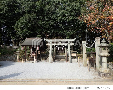 Achi Shrine is the main shrine of Kurashiki and is located on the summit of Mount Tsurugata in the north of the Kurashiki Bikan Historical Quarter. It has many stone formations called Iwasaka and Iwakura. 119244779