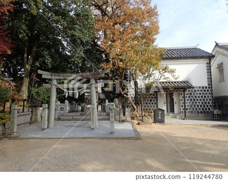 Achi Shrine is the main shrine of Kurashiki and is located on the summit of Mount Tsurugata in the north of the Kurashiki Bikan Historical Quarter. It has many stone formations called Iwasaka and Iwakura. 119244780