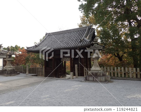 阿智神社是倉敷的守護神，位於倉敷美觀地區北側的鶴形山頂，至今還殘留著許多被稱為「岩井」、「岩座」的石造建築。 119244821