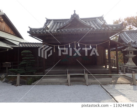 阿智神社是倉敷的守護神,位於倉敷美觀地區北側的鶴形山頂,至今還殘留著許多被稱為「岩井」、「岩座」的石造建築。 阿智神社是倉敷的守護神,位於倉敷美觀地區北側的鶴形山頂,至今還殘留著許多被稱為「岩井」、「岩座」的石造建築。 119244824