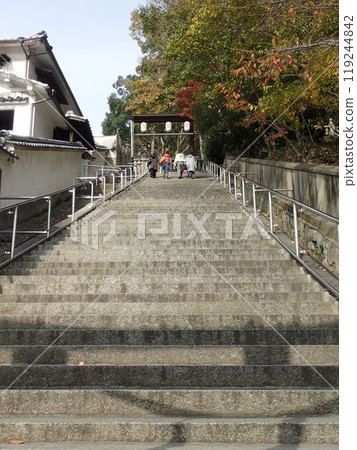 Achi Shrine is the main shrine of Kurashiki and is located on the summit of Mount Tsurugata in the north of the Kurashiki Bikan Historical Quarter. It has many stone formations called Iwasaka and Iwakura. 119244842