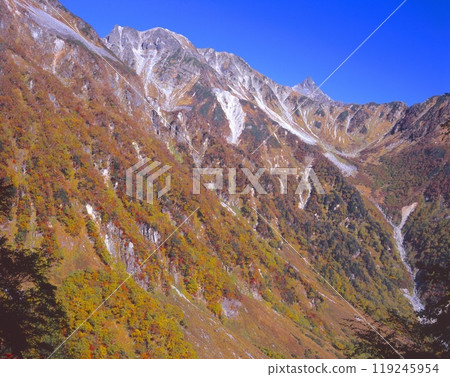 A panoramic view of the autumn foliage of Mount Kitahotaka and Mount Yari from the panoramic course from Karasawa to Tokusawa 119245954