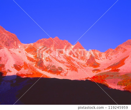 日出時的唐澤冰壺和唐澤山的秋葉/長野縣松本市阿努 日出時的唐澤冰壺和唐澤山的秋葉/長野縣松本市阿努 119245959