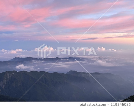 Morning light and shadow on the sea of clouds 119246085