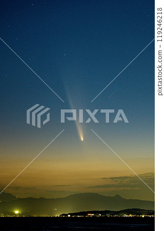 色金山/阿特拉斯彗星出現在湘南海中，傍晚在箱根落下。 119246218