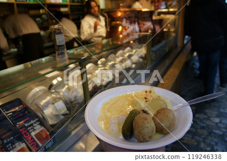 出售瑞士傳統食品「拉可雷特起司」的商店 出售瑞士傳統食品「拉可雷特起司」的商店 119246338