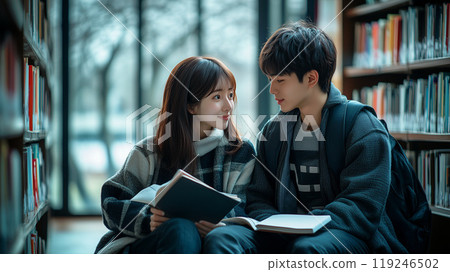 男女學生在圖書館做研究時互相看著對方 男女學生在圖書館做研究時互相看著對方 119246502