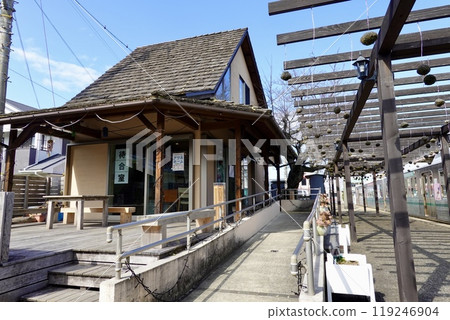 大阪府貝塚市三瀦鐵道終點站三瀦觀音月月台上美麗的候車室。 119246904