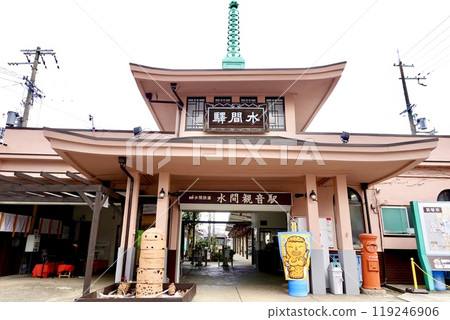大阪府貝塚市三瀦市三瀦鐵道終點站－三瀦觀音站，獨特的粉紅車站大樓 119246906