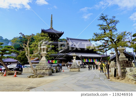 大阪府貝塚市水間寺(水間觀音)的三層寶塔與正殿景觀 大阪府貝塚市水間寺(水間觀音)的三層寶塔與正殿景觀 119246916