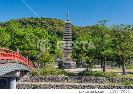 宇治公園塔島 13 層石塔 京都府宇治市 宇治公園塔島 13 層石塔 京都府宇治市 119247093
