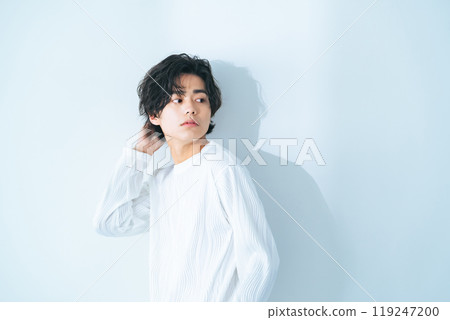 一個酷日本年輕人的肖像美容護膚男士化妝品 119247200