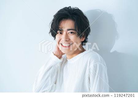 微笑的日本年輕男子的肖像美容護膚男士化妝品 119247201