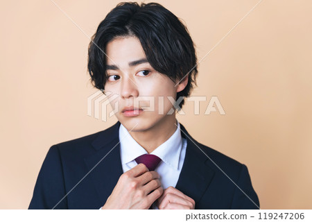 打領帶的年輕商人 119247206