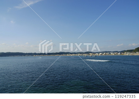 從逗子碼頭眺望鎌倉材木座海岸 從逗子碼頭眺望鎌倉材木座海岸 119247335