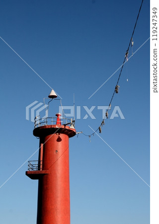 來島海峽小島上岩石海岸上的燈塔 來島海峽小島上岩石海岸上的燈塔 119247349