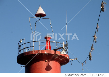 來島海峽小島上岩石海岸上的燈塔 119247350