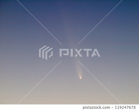 漂浮在傍晚天空中的色金山阿特拉斯彗星 119247678